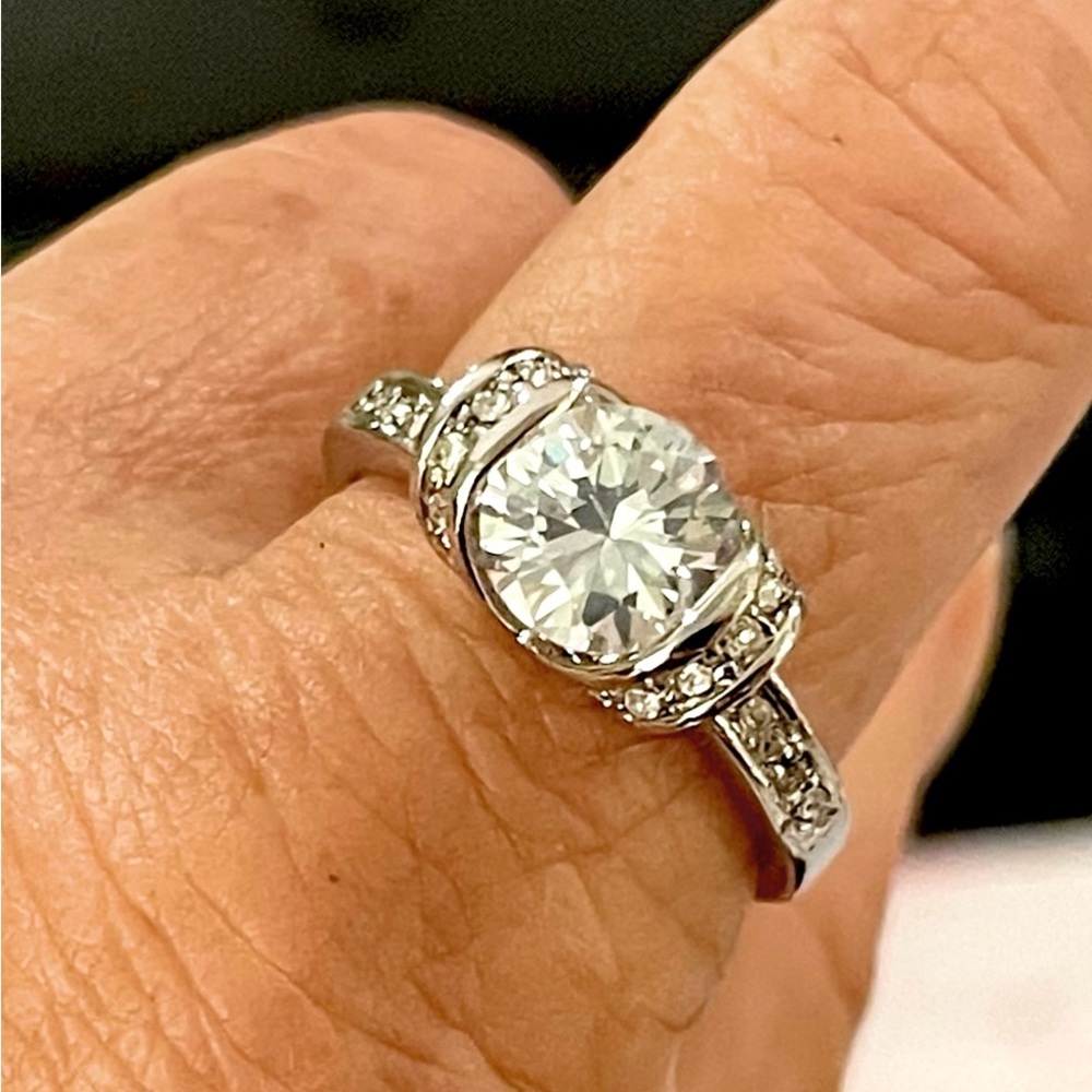 Beautiful ring size 8, Crystal stone, metal alloy.